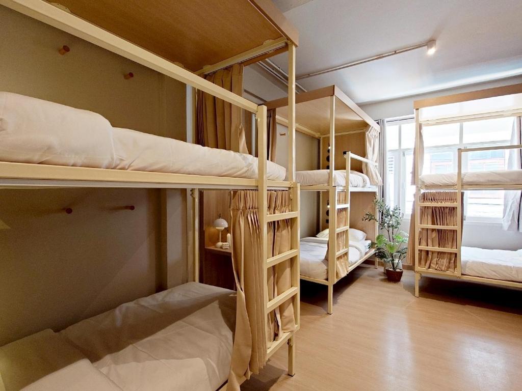 Au Luna Bangkok Hostel Екстериор снимка